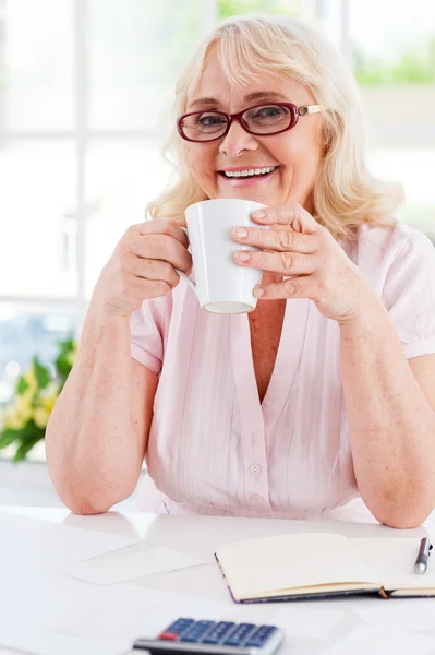 Femme âgée tenant une tasse — Photo