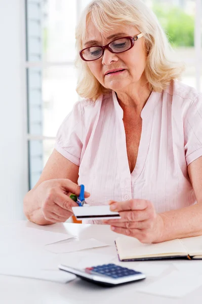 Senior mulher cortando cartão de crédito — Fotografia de Stock