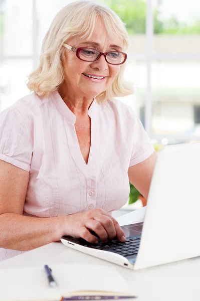 Starší žena pracující na laptop — Stock fotografie