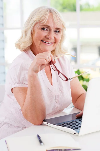 Senior woman using laptop — Stock Photo, Image