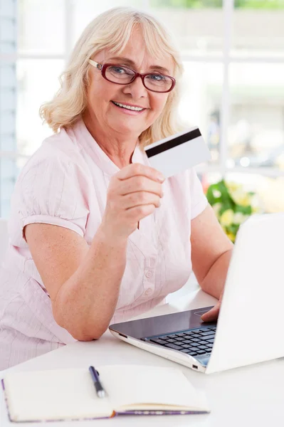 Ανώτερος γυναίκα χρησιμοποιώντας φορητό υπολογιστή και πιστωτικών καρτών — Φωτογραφία Αρχείου
