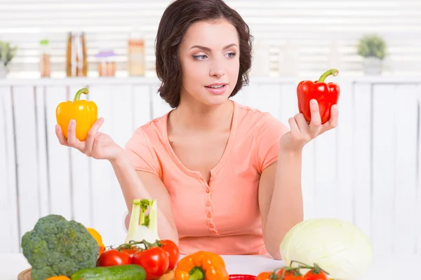 Vrouw met kleurrijke paprika's in handen — Stockfoto