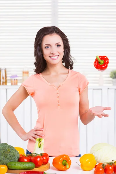 Woman tossing a pepper — Stock Photo, Image