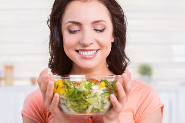 Kvinde holder en skål med salat - Stock-foto