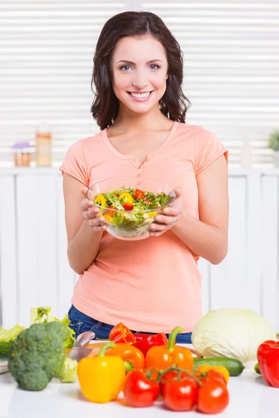 Wanita memegang mangkuk dengan salad — Stok Foto