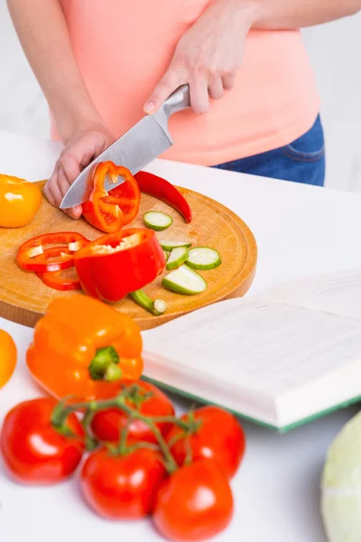 Femme coupant des légumes . — Photo