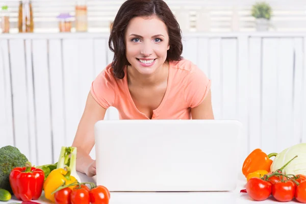 Woman using laptop at  kitchen — Stock Photo, Image