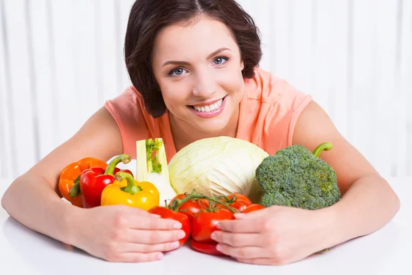 Femme embrassant des légumes frais — Photo