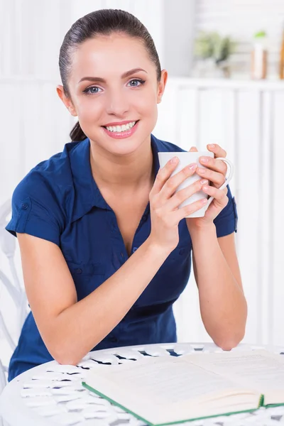 Mulher relaxante no café . — Fotografia de Stock