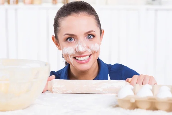 Femme avec saveur sur le visage tenant rouleau à pâtisserie — Photo