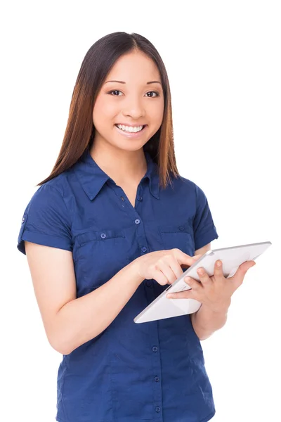 Vrouw met digitale tablet. — Stockfoto