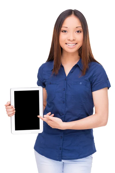 亚洲女人控股数字平板电脑 — 图库照片