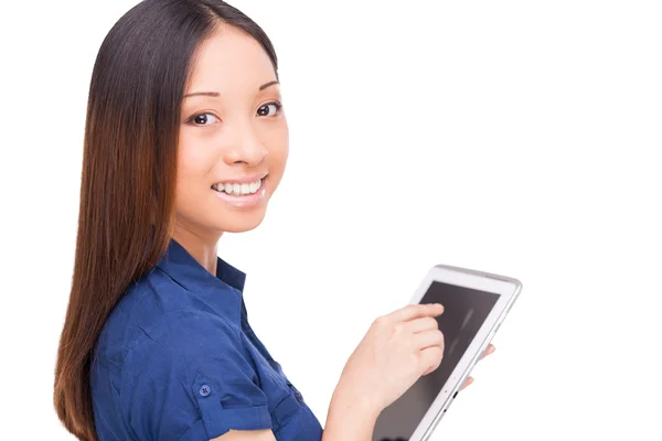 Femme asiatique utilisant une tablette numérique — Photo