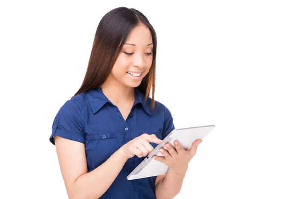 亚洲女人使用数字平板电脑 — 图库照片