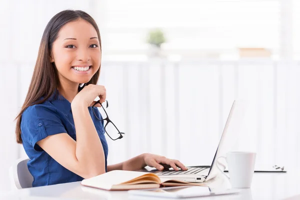 Asiatische Frau lehnt ihr Gesicht auf Händen — Stockfoto