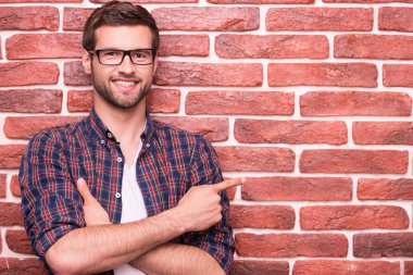 reklam işaret eden emin yakışıklı.