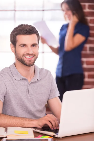 Uomo e donna che lavorano su un progetto creativo . — Foto Stock