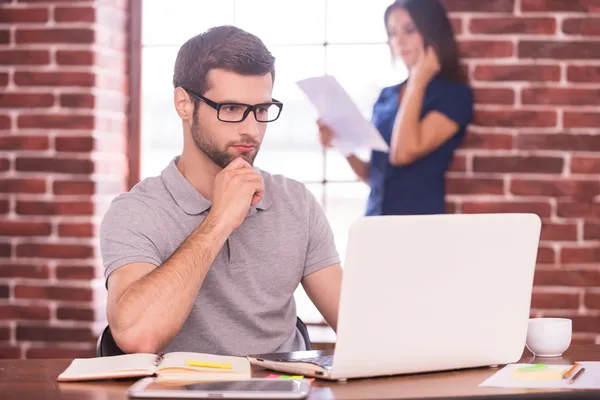 Hombre y mujer haciendo trabajo creativo . — Foto de Stock