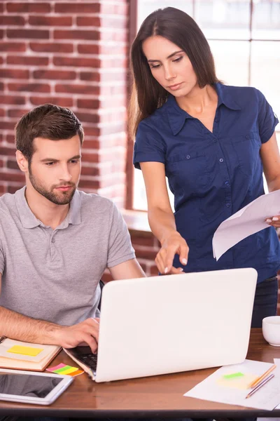 Consulting with colleague. — Stock Photo, Image