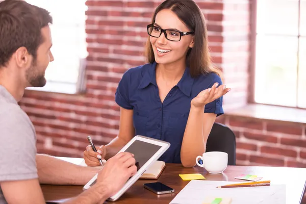 Iş adamları rahat içinde söz ve mimik giyim — Stockfoto