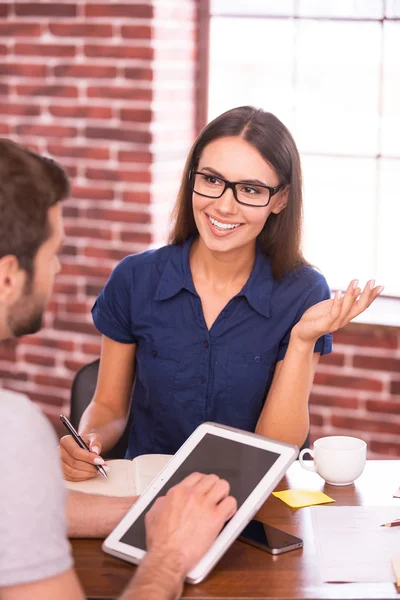 Discussão de novo projeto criativo . — Fotografia de Stock