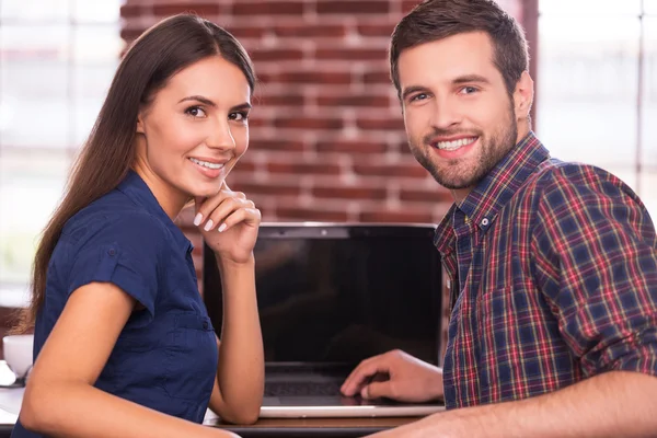 Fröhlicher junger Mann und Frau — Stockfoto