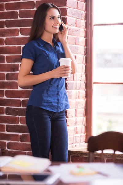 Donna che parla al telefono e tiene la tazza — Foto Stock