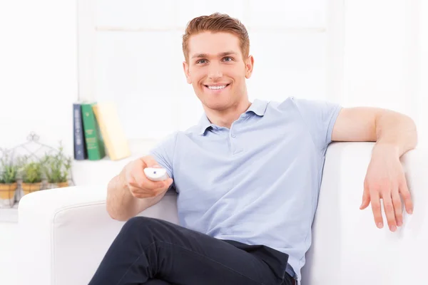 Hombre viendo la televisión. —  Fotos de Stock