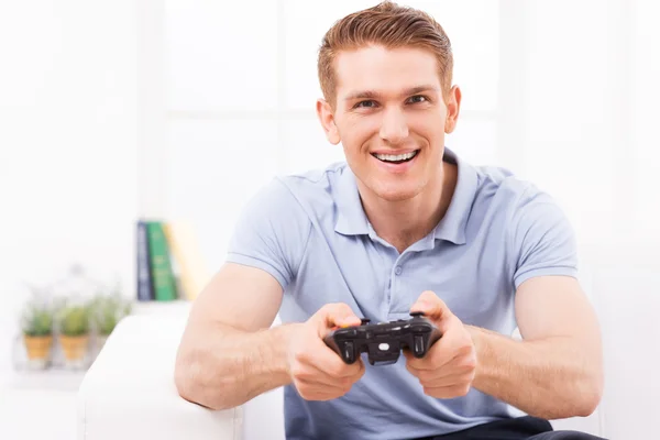 Mann spielt Videospiel. — Stockfoto