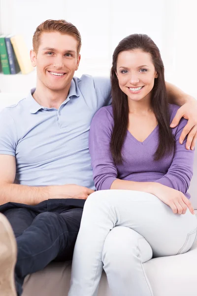 Feliz pareja amorosa en casa . — Foto de Stock