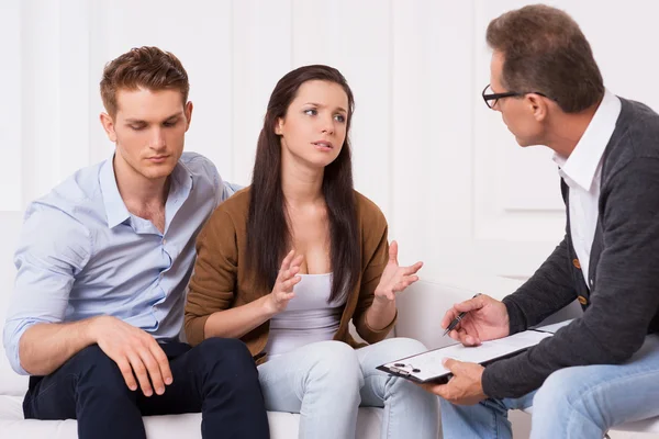 Couple asking for an expert advice — Stock Photo, Image