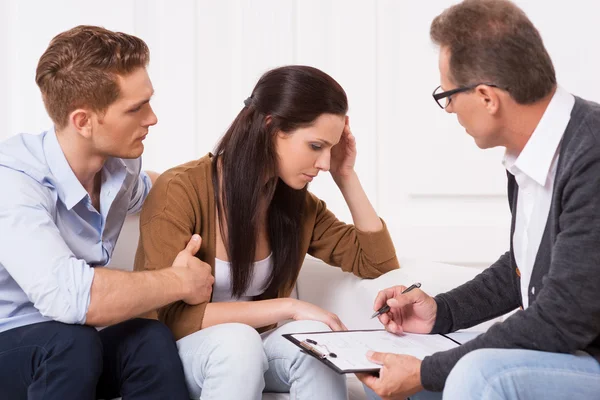 Paar mit Psychiater — Stockfoto