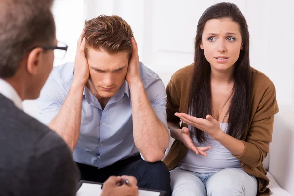 Woman talking to psychiatrist — Stock Photo, Image