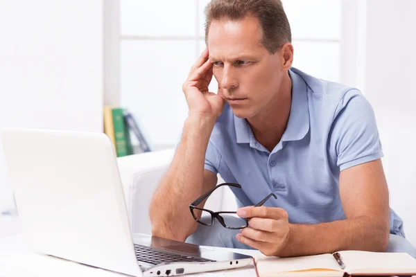 Man looking at laptop — Stock Photo, Image