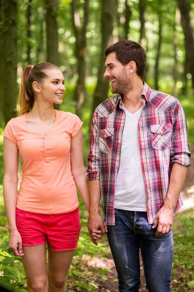 Koppel wandelen in park — Stockfoto