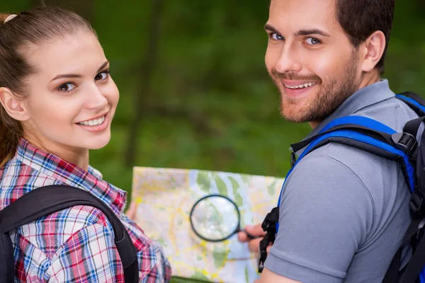 Glückliches Touristenpaar. — Stockfoto