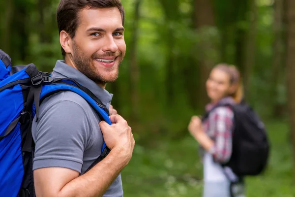 Stilig ung man med ryggsäck — Stockfoto