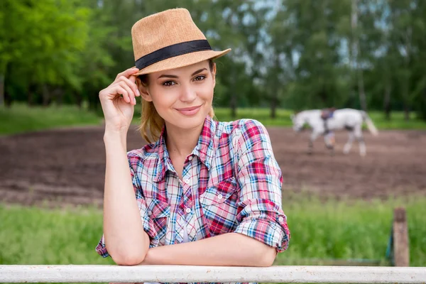 Mujer ajustando sombrero de vaquero — Foto de Stock