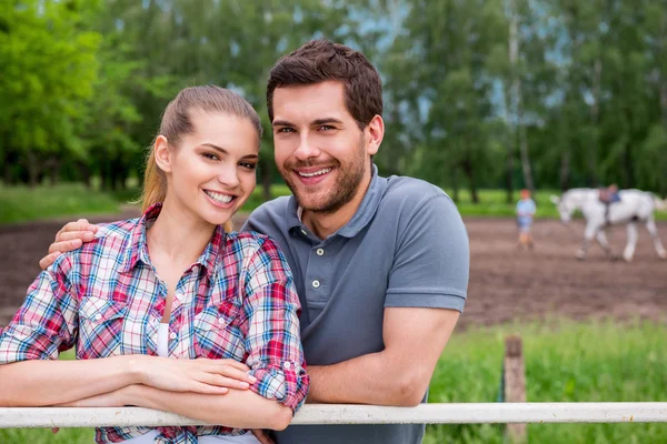 Jonge verliefde paar — Stockfoto