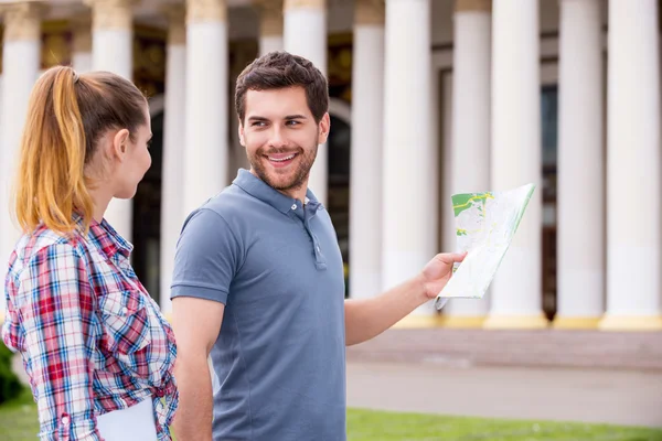 Toeristische paar wandelen in de buurt van prachtig gebouw — Stockfoto