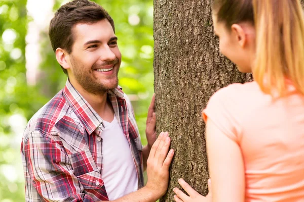 Pareja divirtiéndose en parque — Foto de Stock