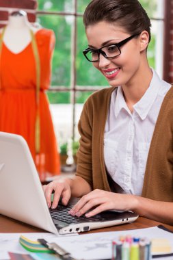 dizüstü bilgisayarda çalışan moda tasarımcısı
