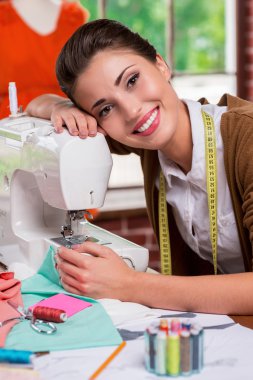 Moda Tasarımcısı dikiş makinesi yaslanmış