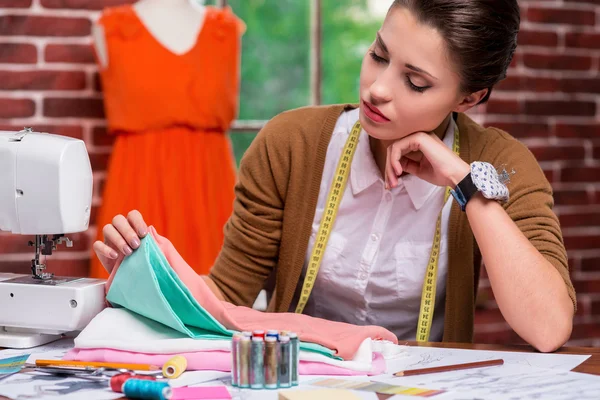 Moda femenina examinando textil antes de coser . — Foto de Stock