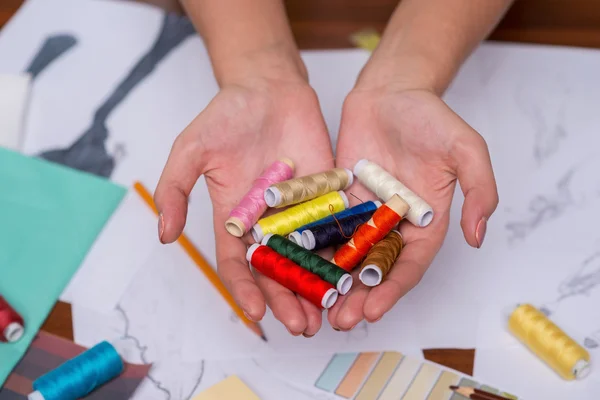 Vrouw met multi gekleurde draden — Stockfoto