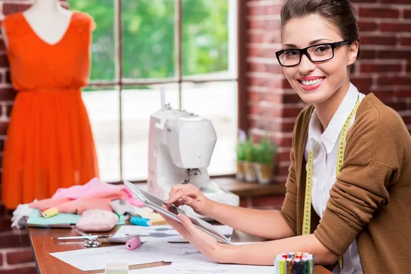 Diseñador de moda con tableta digital . — Foto de Stock