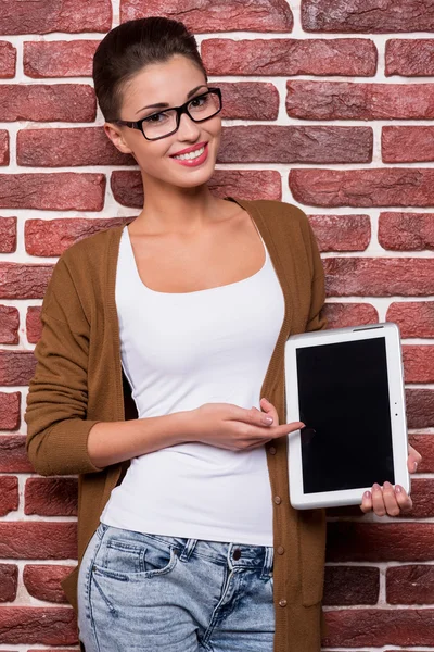 Женщина в очках с цифровым планшетом — стоковое фото