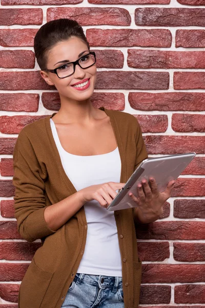 Donna in occhiali che lavora su tablet digitale — Foto Stock