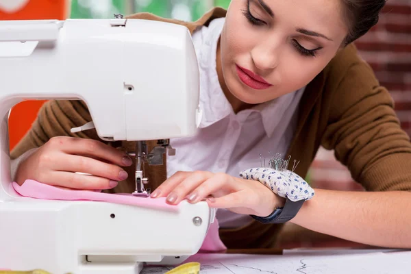Designer de moda trabalhando na máquina de costura — Fotografia de Stock