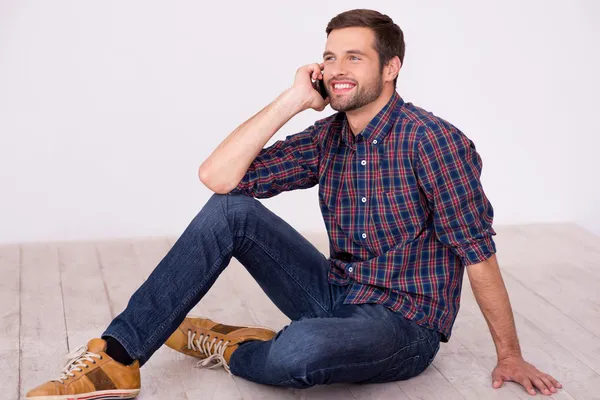 Young man talking on the mobile phone — Stock Photo, Image